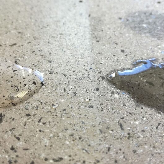 Image of Hebau Colorfresh Intensiv sealer before and after concrete treatment