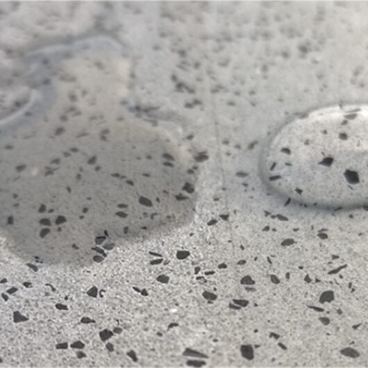Image of concrete before and after treatment with Hebau colortec max sealer